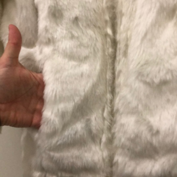 ⛄️❄️ HOST PICK ❄️ Girls White Faux Fur Coat - Picture 2 of 16